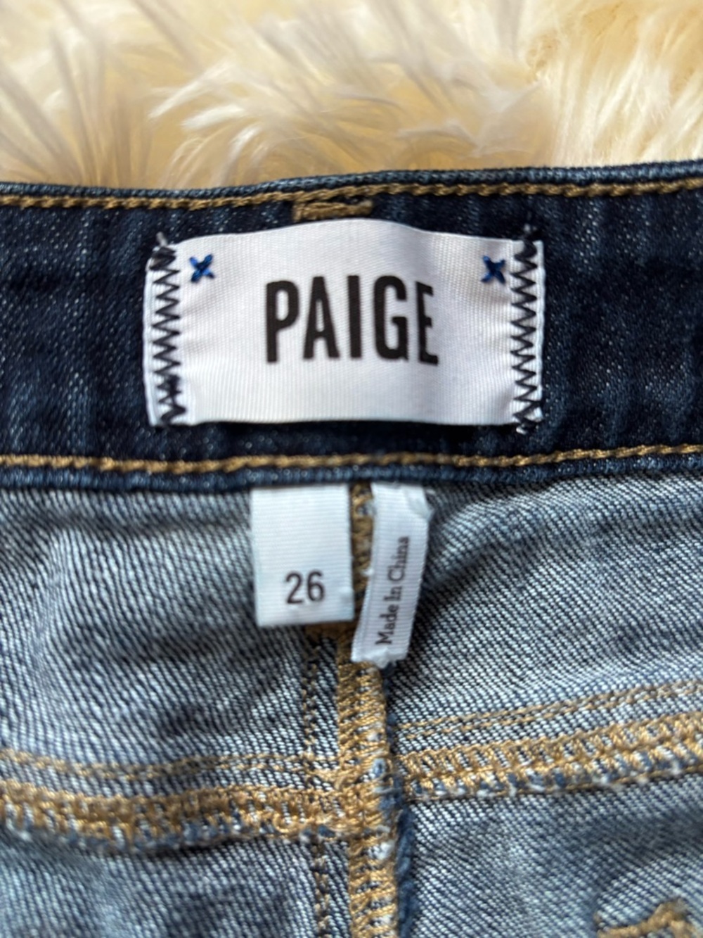Paige Women’s Dark Wash Cuffed Denim Shorts Size 26 Low Rise - Picture 3 of 4
